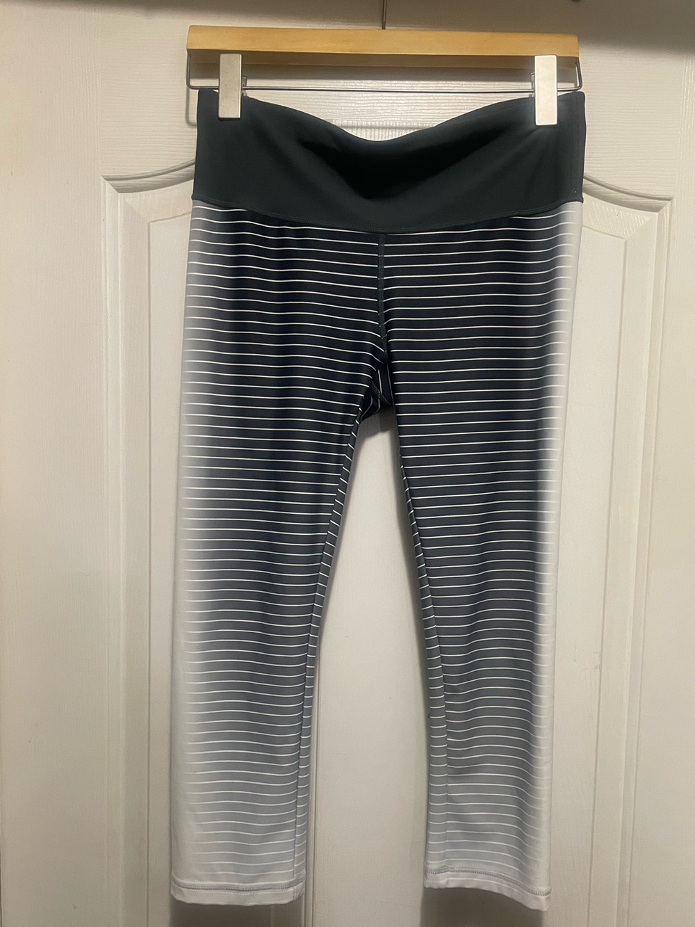 GapFit Black & White Ombre Stripes Cropped Leggings – Size Small
